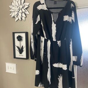 SHEIN sz XL ( 1x) Black & White Brushstroke Long-Sleeve Dress